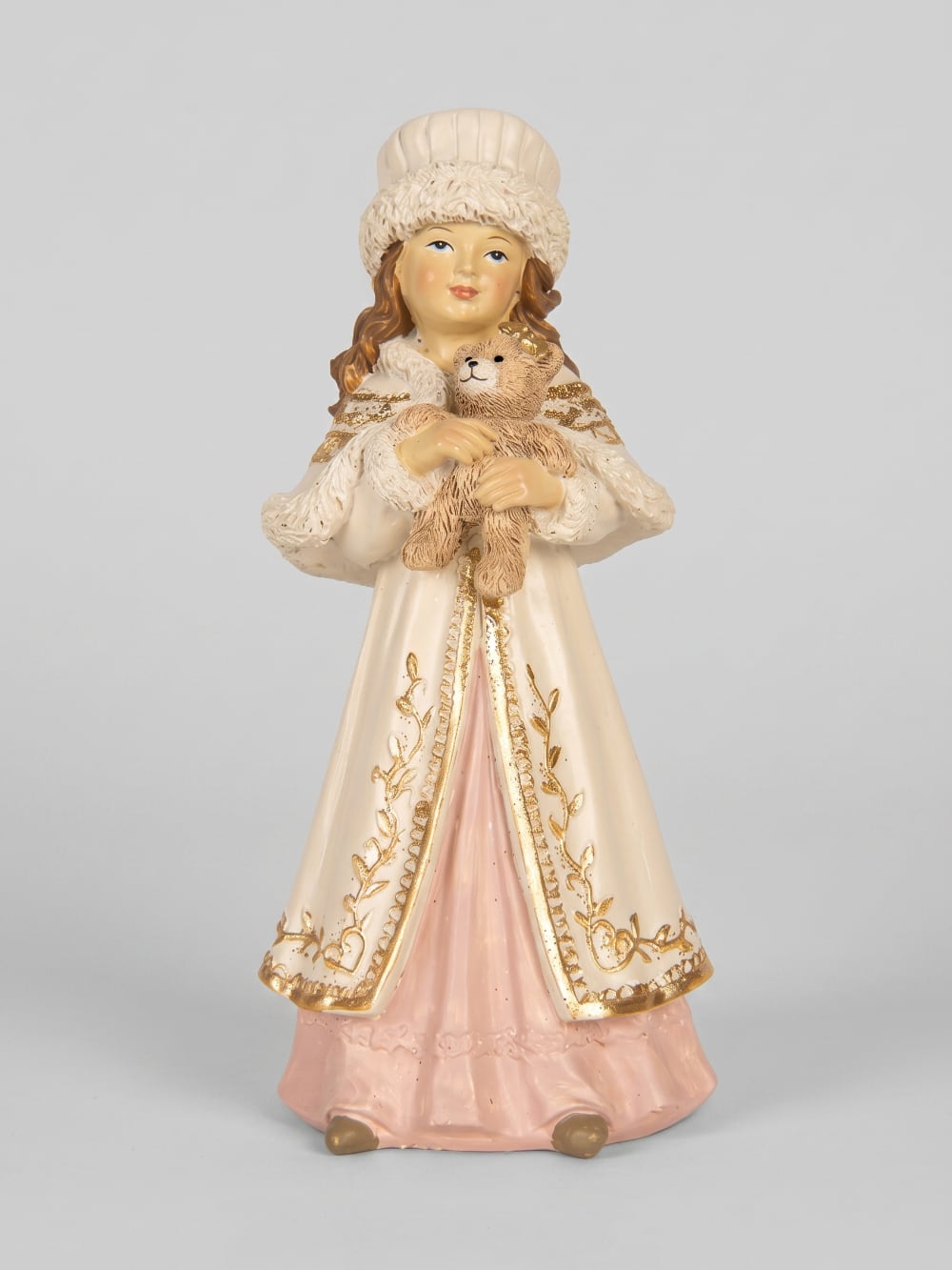 Figurine décorative représentant une fillette de style victorien tenant un ourson, vêtue d'un manteau ivoire brodé et d'une robe rose poudré, idéale pour une décoration romantique et de Noël