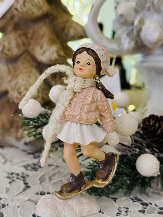 Figurine La Petite Patineuse en tenue rose poudré et blanche, décoration romantique et shabby chic pour ambiance hivernale et féérique