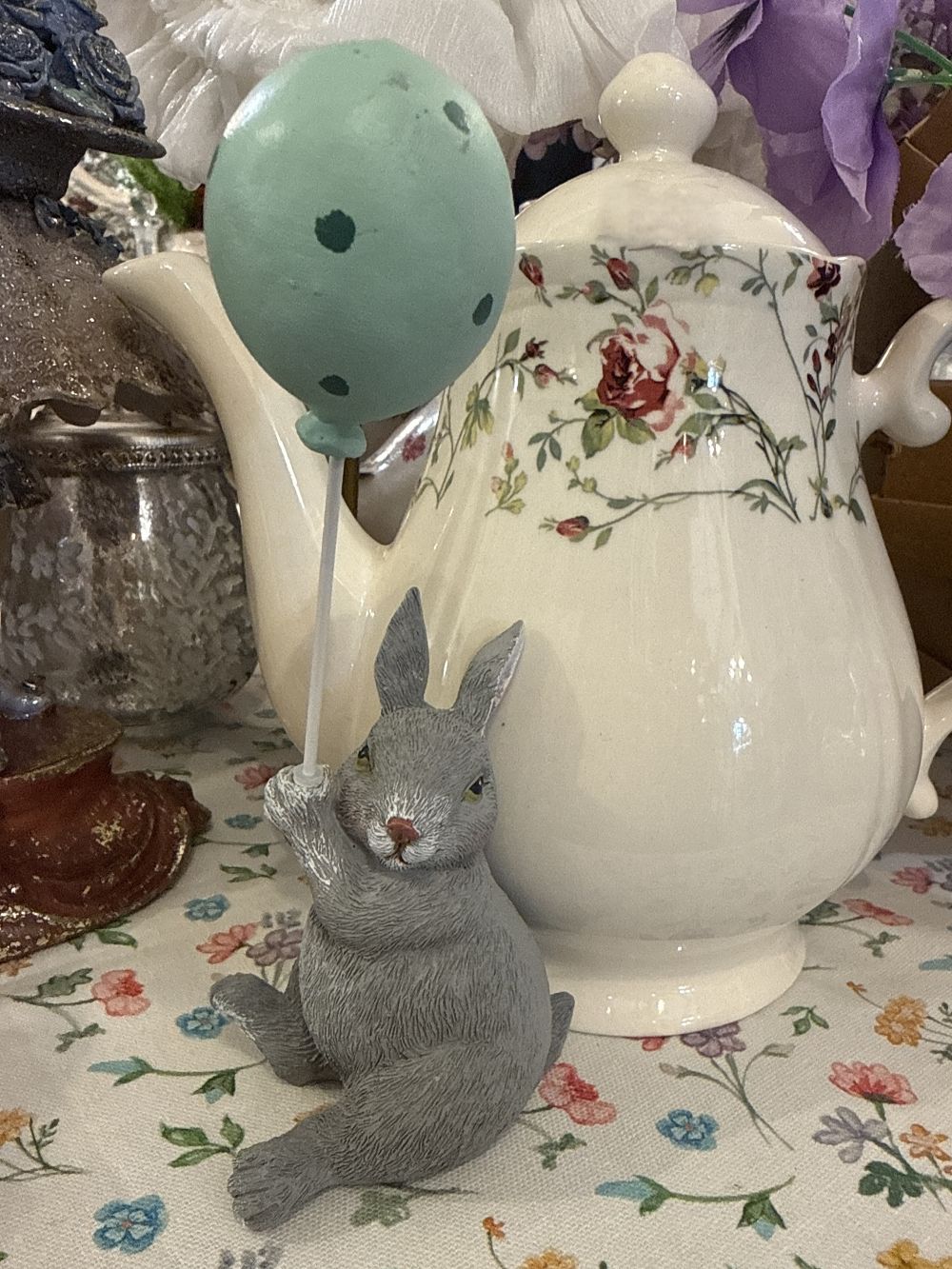 Figurine lapin au ballon vert menthe de 18 cm, décoration de Pâques romantique shabby chic, ambiance poétique et printanière