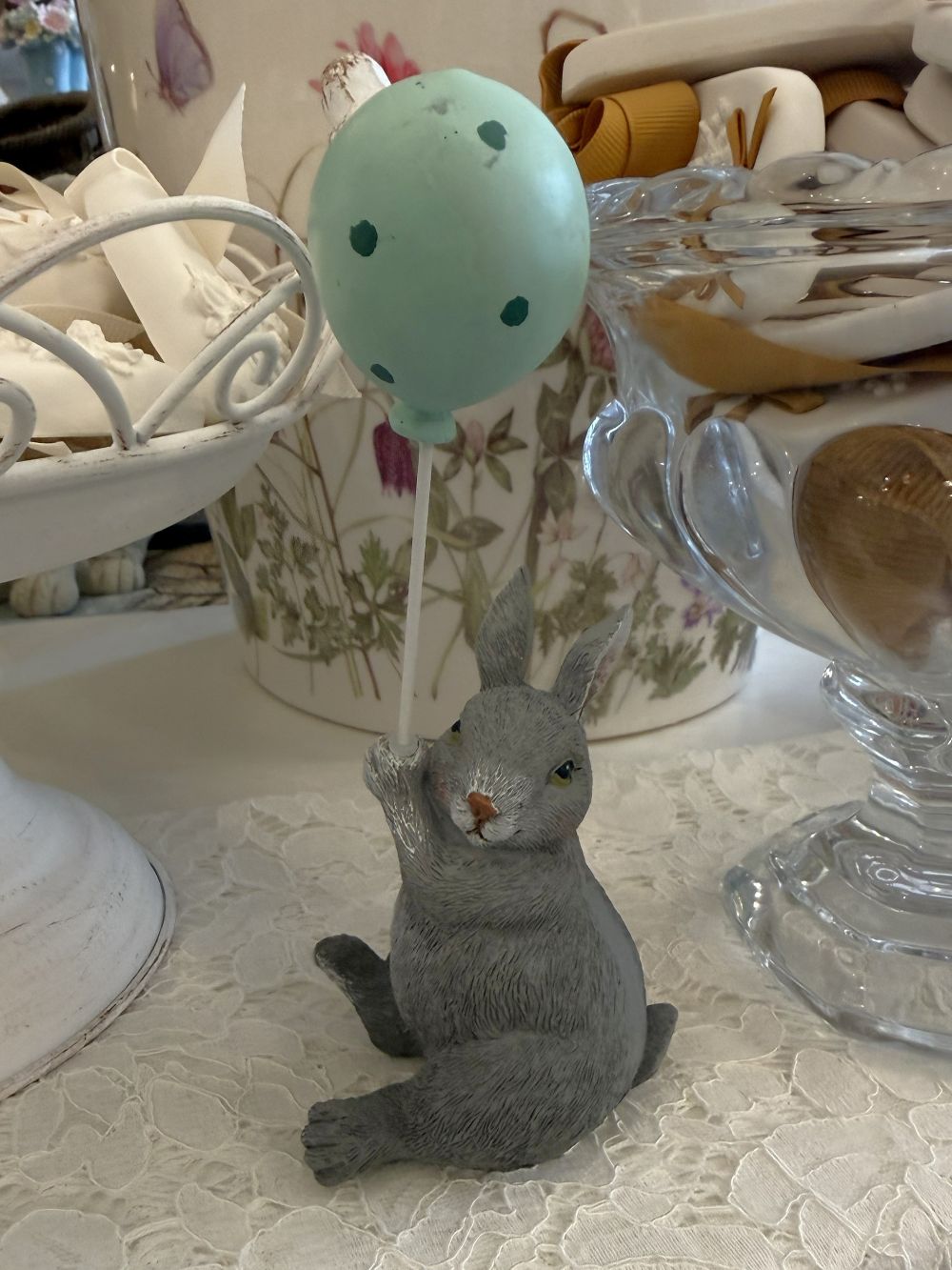 Figurine lapin au ballon vert menthe de 18 cm, décoration de Pâques romantique shabby chic, ambiance poétique et printanière
