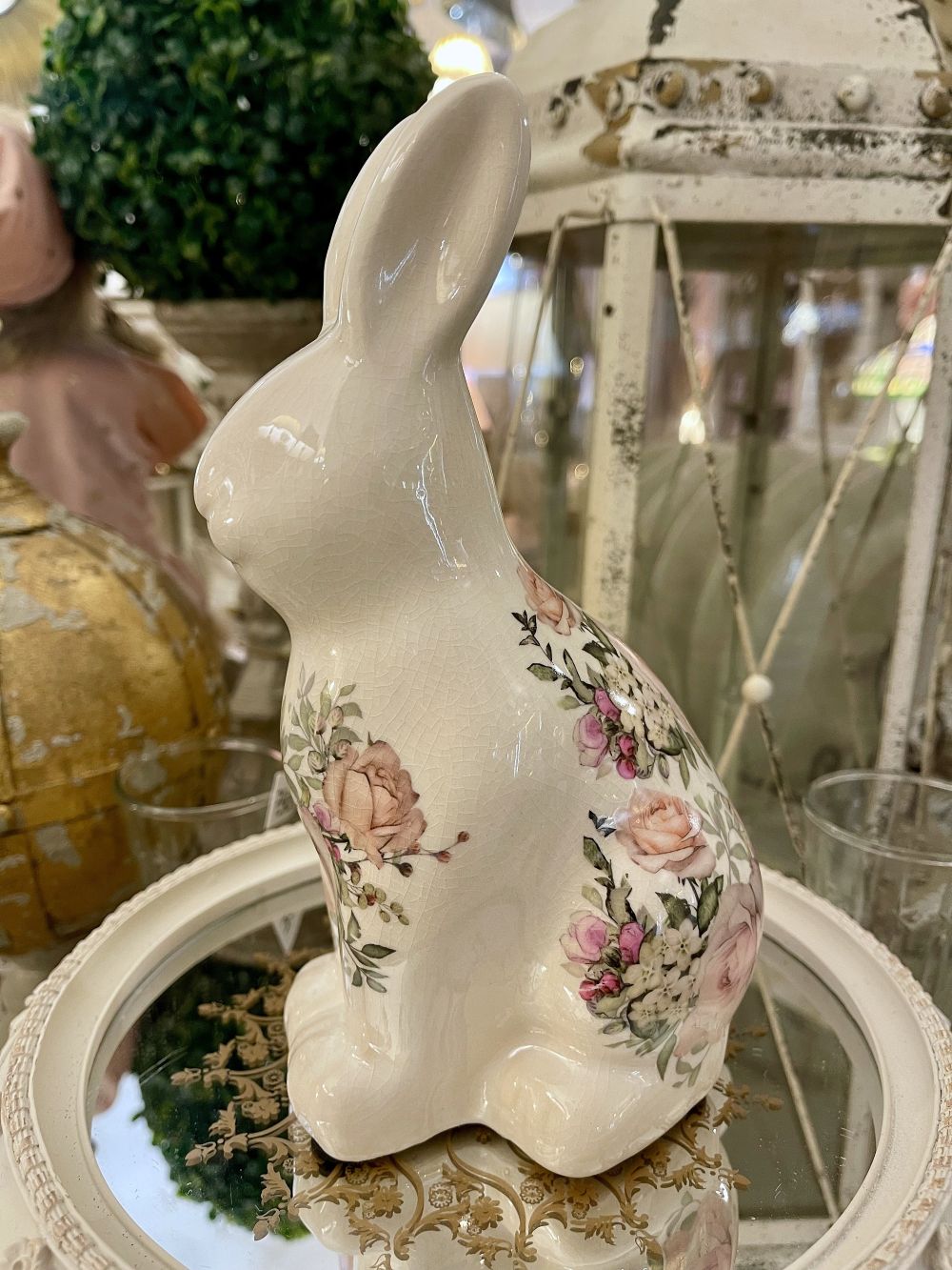 Figurine lapin fleuri shabby chic en tons beige et blanc, décoration de Pâques romantique et printanière, ambiance poétique de charme