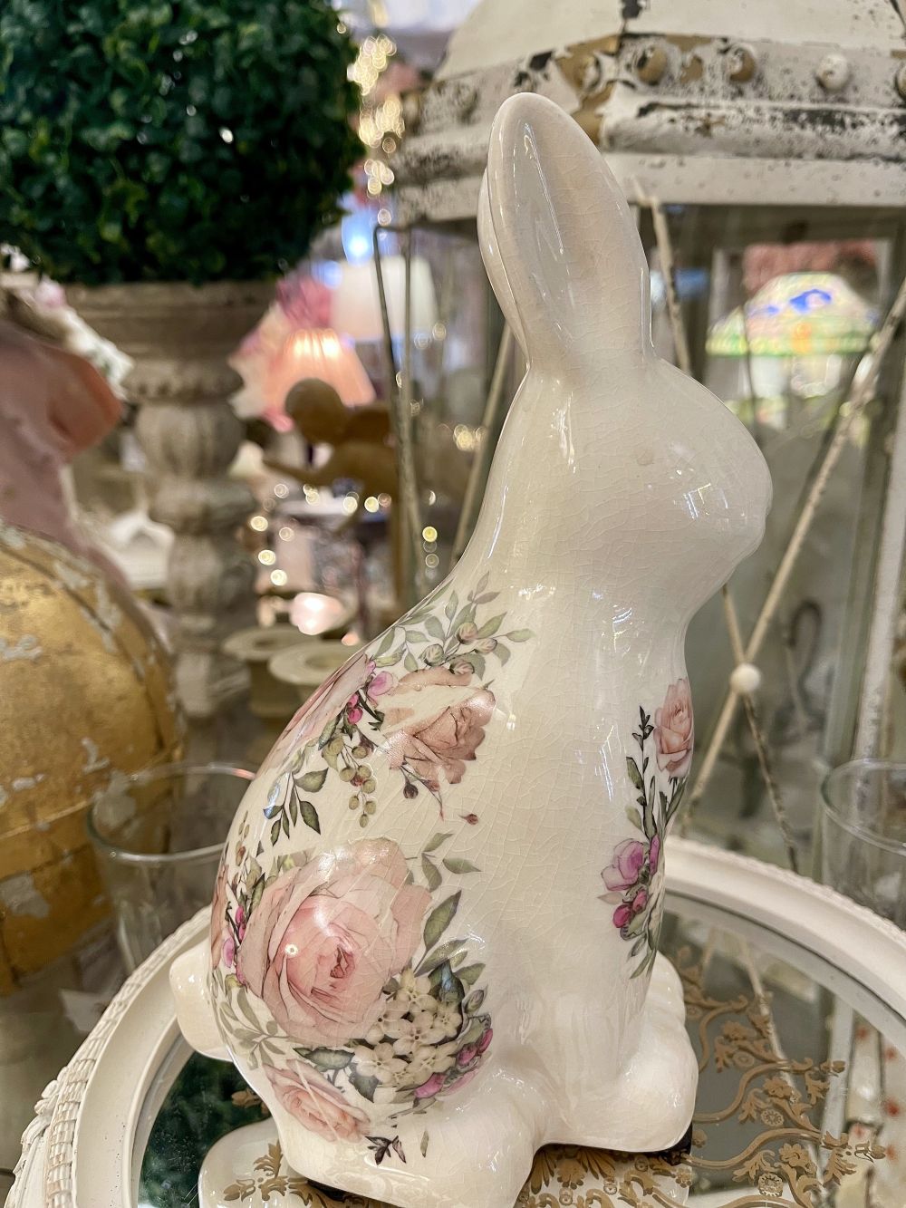 Figurine lapin fleuri shabby chic en tons beige et blanc, décoration de Pâques romantique et printanière, ambiance poétique de charme