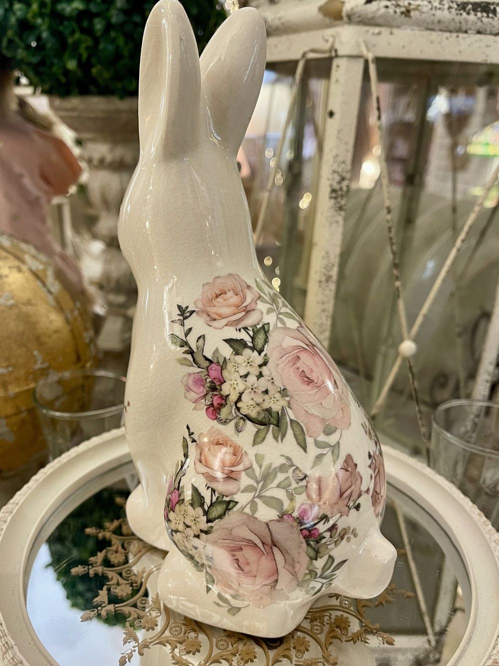 Figurine lapin fleuri shabby chic en tons beige et blanc, décoration de Pâques romantique et printanière, ambiance poétique de charme