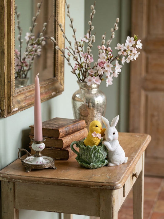Figurine décorative lapin blanc et poussin jaune dans une coupe verte, ambiance de Pâques, style shabby chic romantique et décoration printanière de charme