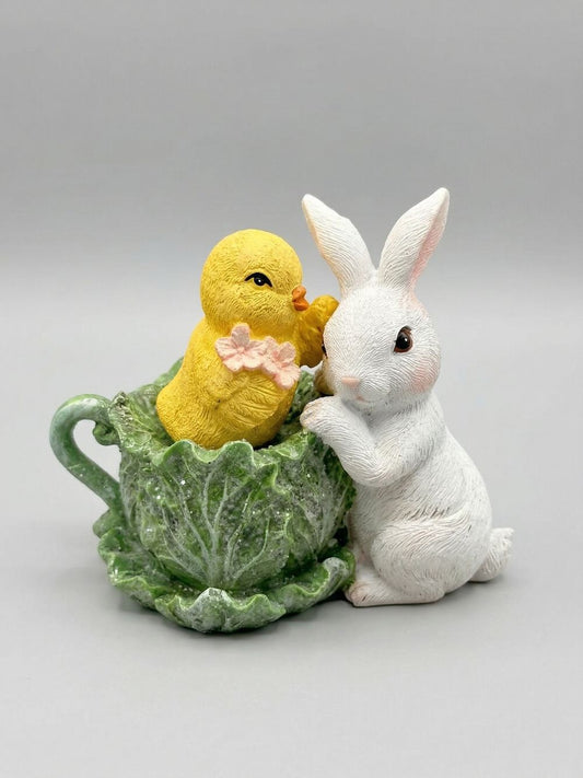Figurine décorative lapin blanc et poussin jaune dans une coupe verte, ambiance de Pâques, style shabby chic romantique et décoration printanière de charme