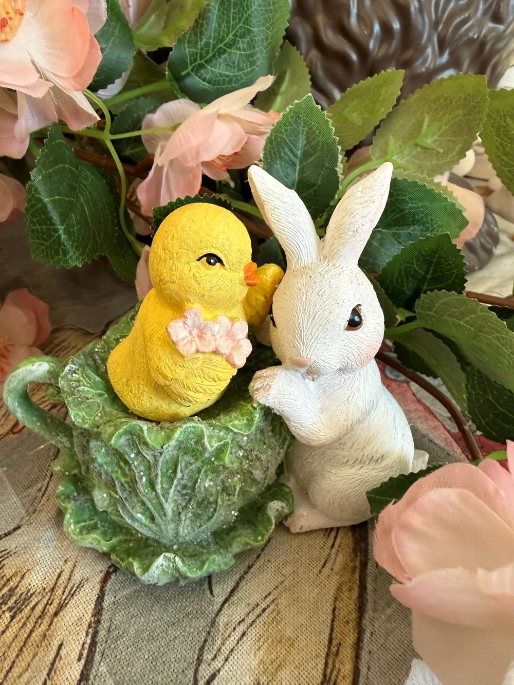 Figurine décorative lapin blanc et poussin jaune dans une coupe verte, ambiance de Pâques, style shabby chic romantique et décoration printanière de charme