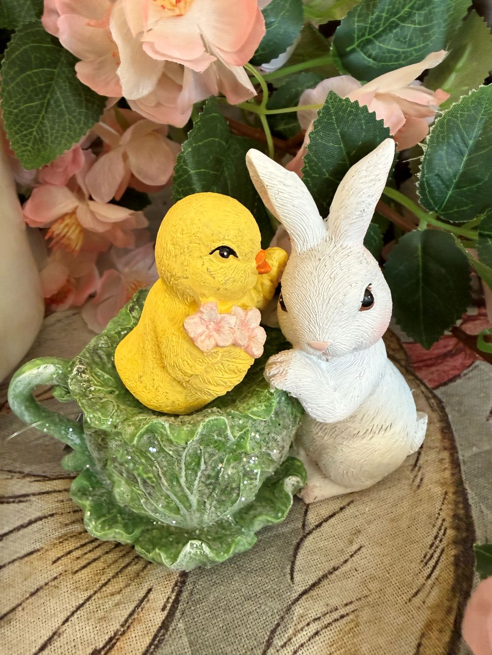 Figurine décorative lapin blanc et poussin jaune dans une coupe verte, ambiance de Pâques, style shabby chic romantique et décoration printanière de charme