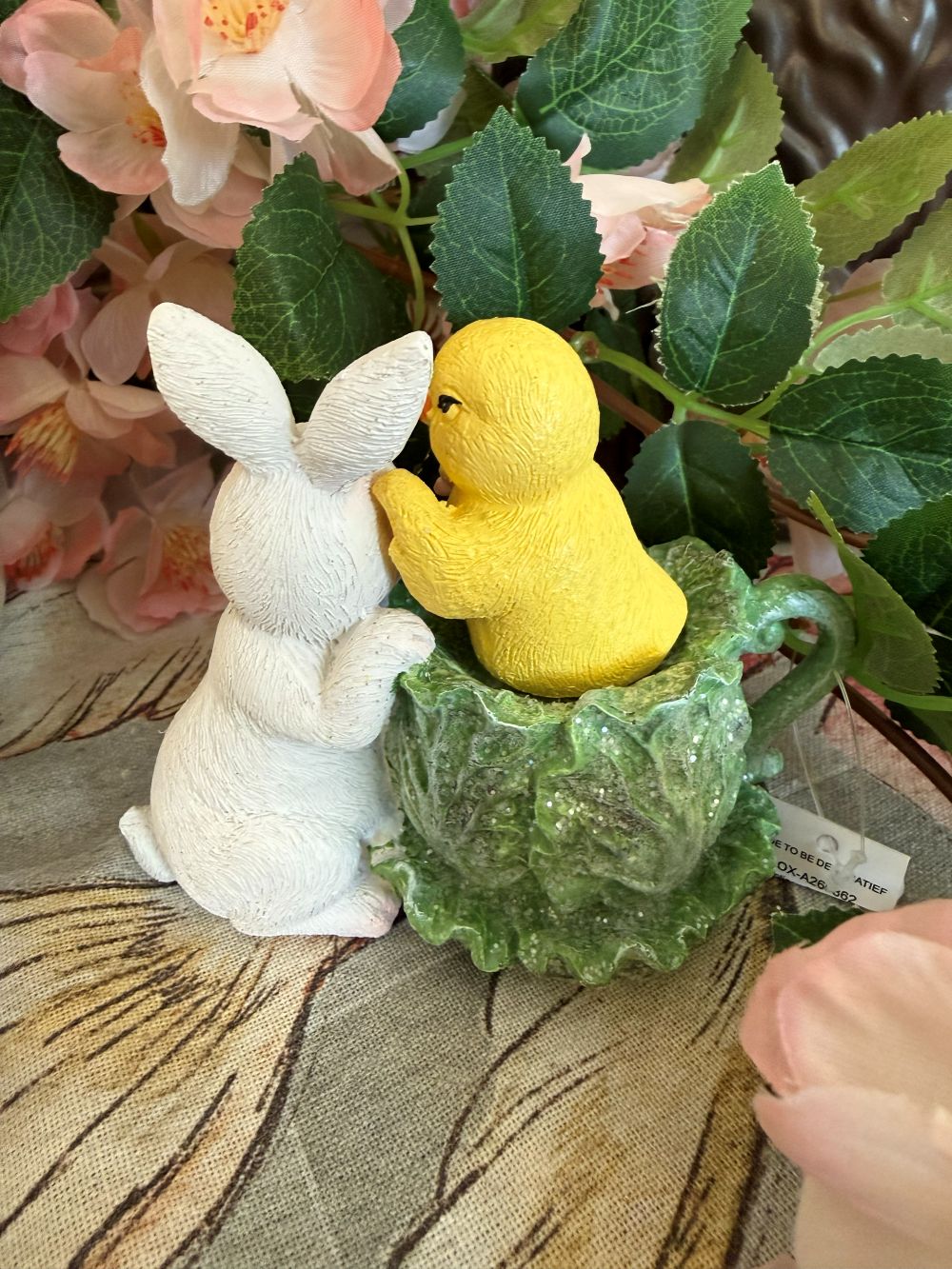 Figurine décorative lapin blanc et poussin jaune dans une coupe verte, ambiance de Pâques, style shabby chic romantique et décoration printanière de charme