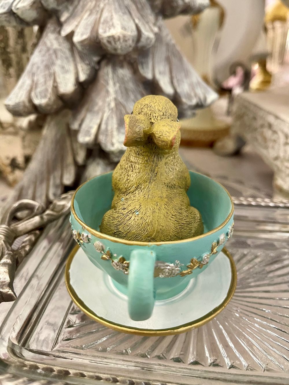 Figurine décorative lapin avec tasse style vintage shabby chic, tons doux beige et blanc, décoration romantique et poétique pour intérieur de charme