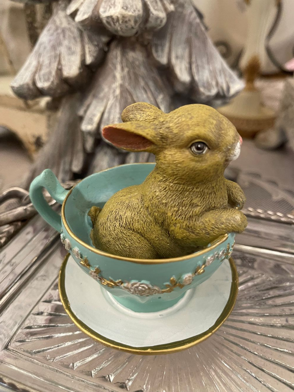 Figurine décorative lapin avec tasse style vintage shabby chic, tons doux beige et blanc, décoration romantique et poétique pour intérieur de charme