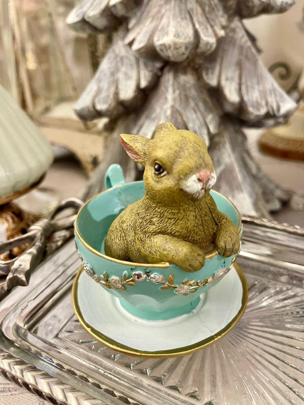 Figurine décorative lapin avec tasse style vintage shabby chic, tons doux beige et blanc, décoration romantique et poétique pour intérieur de charme