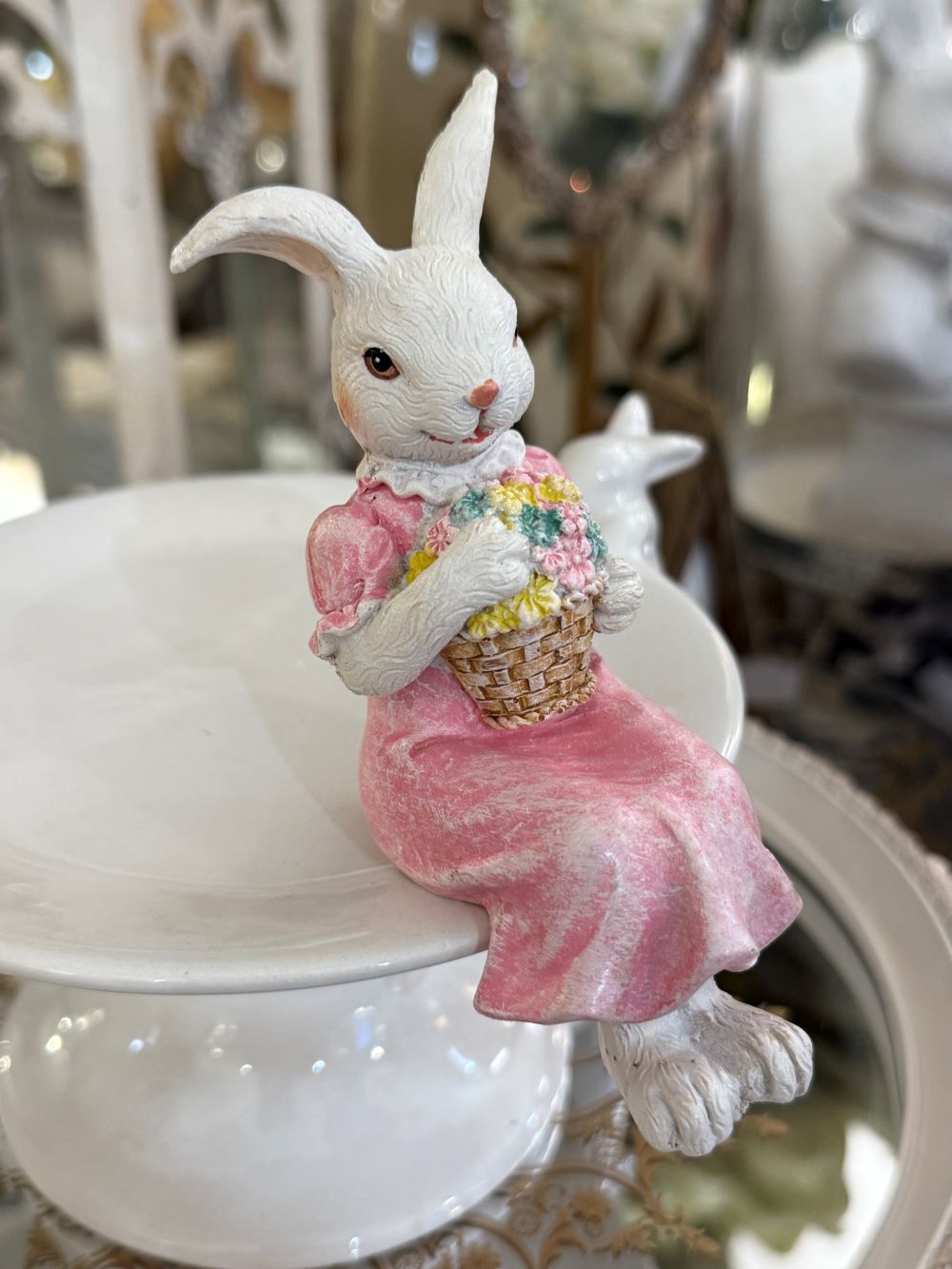 Figurine décorative Lapinette assise, style romantique et shabby chic, couleurs rose et blanc, ambiance poétique et printanière