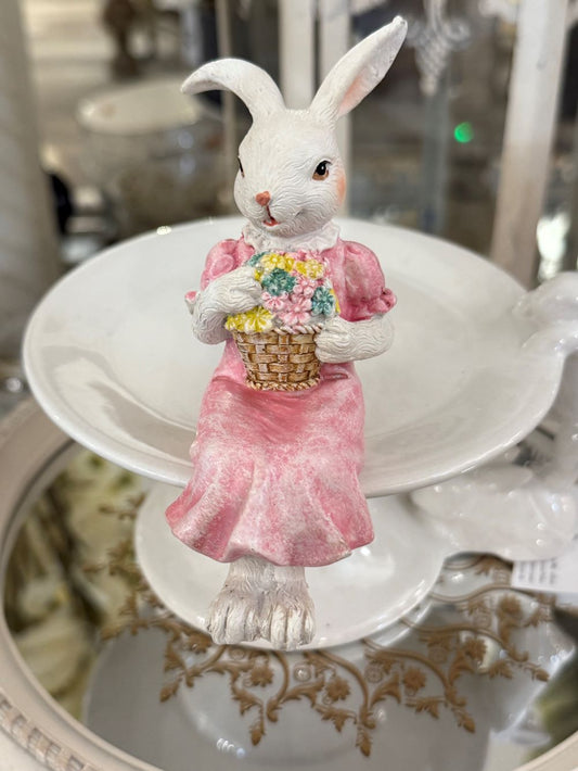 Figurine décorative Lapinette assise, style romantique et shabby chic, couleurs rose et blanc, ambiance poétique et printanière