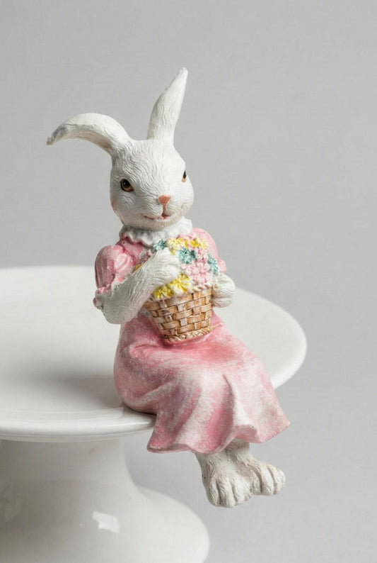 Figurine décorative Lapinette assise, style romantique et shabby chic, couleurs rose et blanc, ambiance poétique et printanière