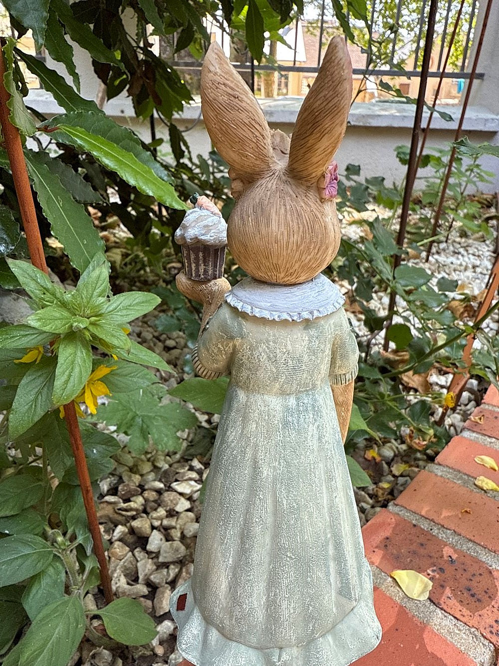 Figurine décorative lapin avec cupcake, style romantique et champêtre, en résine beige et grise 28 cm
