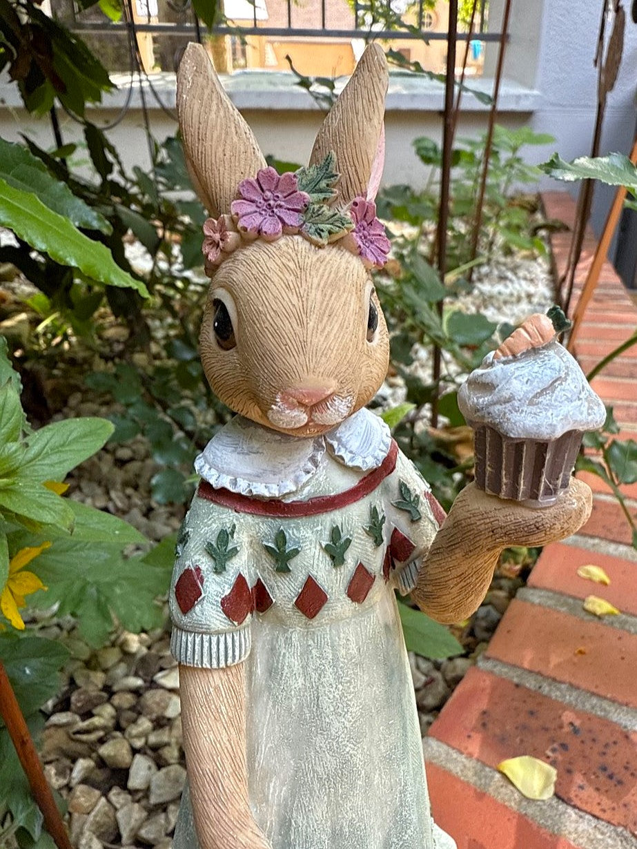 Figurine décorative lapin avec cupcake, style romantique et champêtre, en résine beige et grise 28 cm