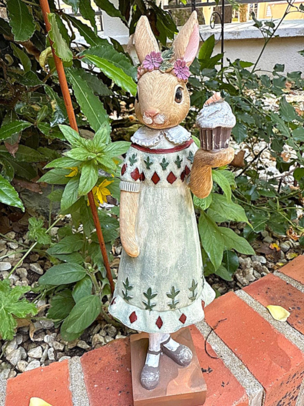 Figurine décorative lapin avec cupcake, style romantique et champêtre, en résine beige et grise 28 cm