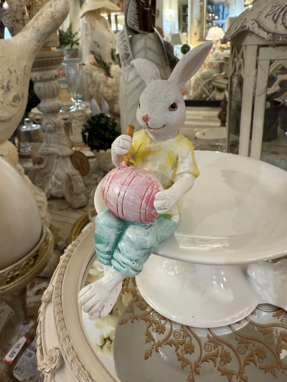 Figurine décorative Lapinou assis, style romantique et shabby chic, couleurs jaune et vert, ambiance poétique et printanière