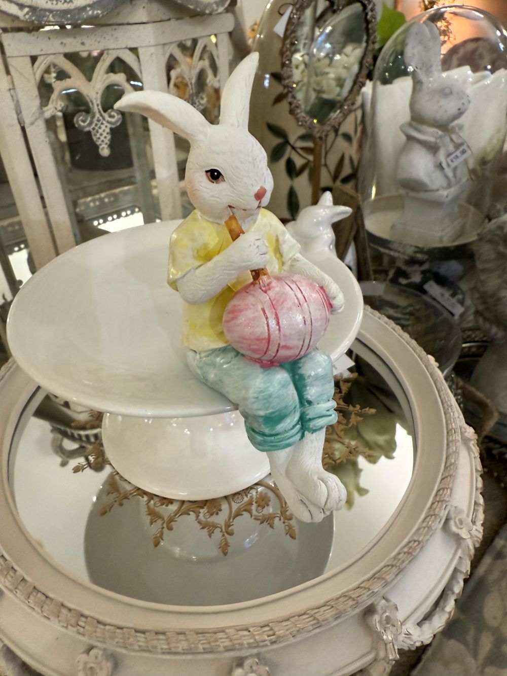 Figurine décorative Lapinou assis, style romantique et shabby chic, couleurs jaune et vert, ambiance poétique et printanière