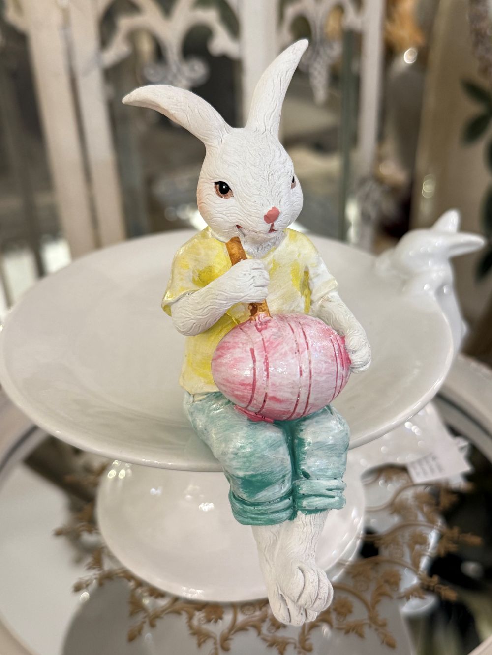 Figurine décorative Lapinou assis, style romantique et shabby chic, couleurs jaune et vert, ambiance poétique et printanière