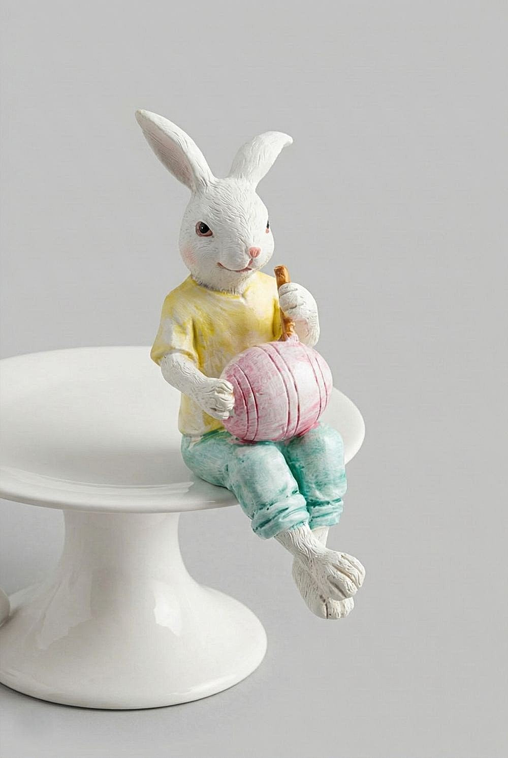 Figurine décorative Lapinou assis, style romantique et shabby chic, couleurs jaune et vert, ambiance poétique et printanière