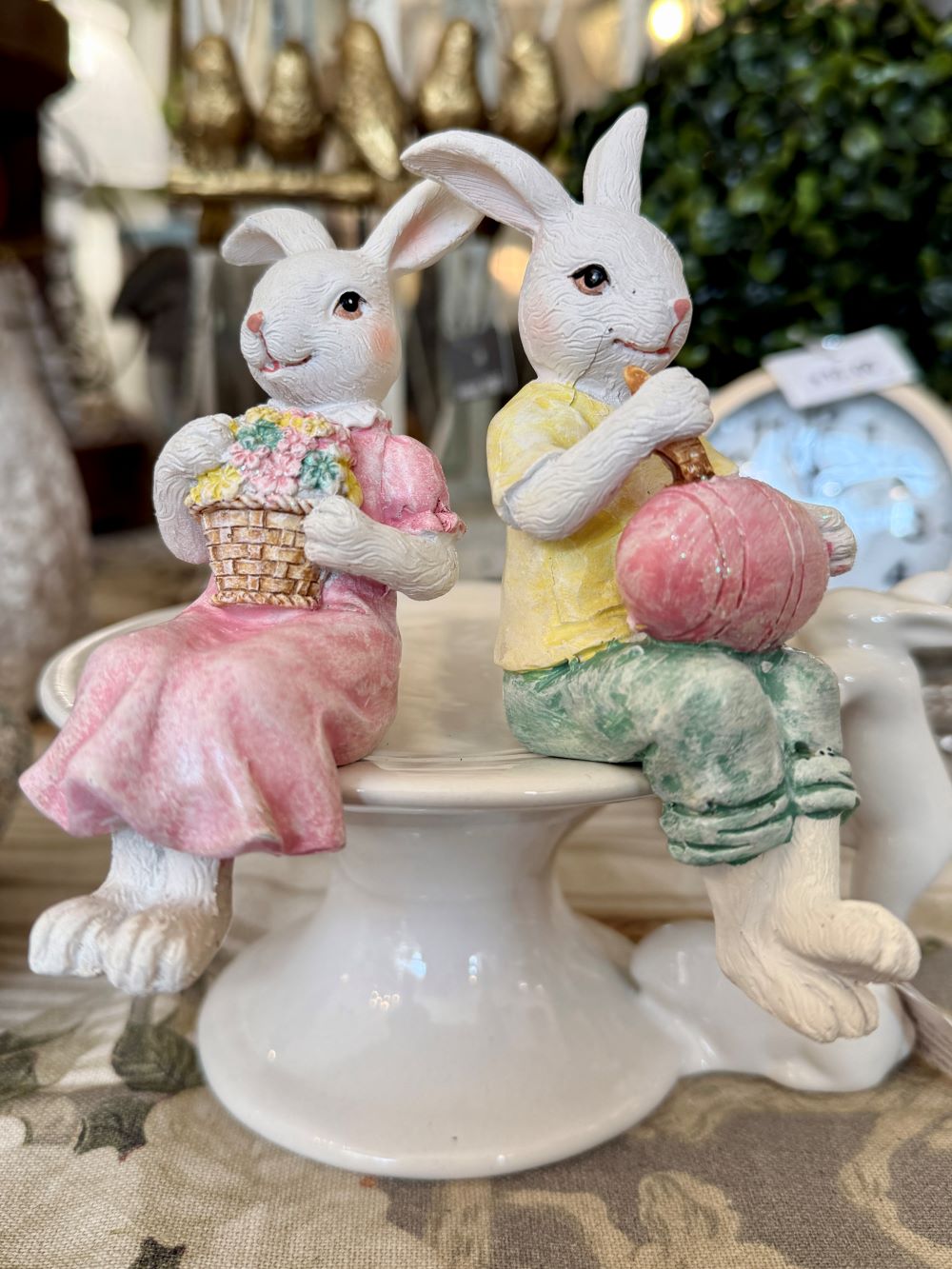 Figurine décorative Lapinou assis, style romantique et shabby chic, couleurs jaune et vert, ambiance poétique et printanière