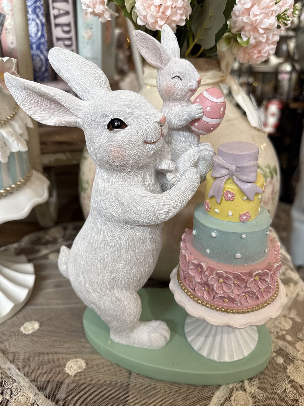 Figurine décorative représentant une maman lapin et son bébé, tons blanc rose et vert d’eau, ambiance shabby chic romantique et poétique, décoration de Pâques pleine de tendresse.