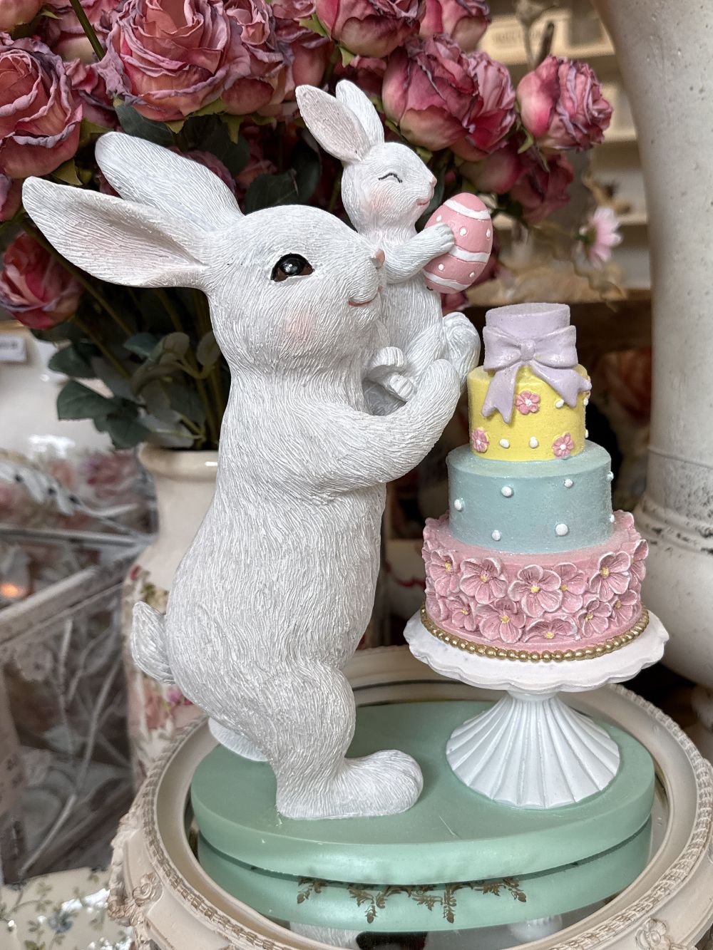 Figurine décorative représentant une maman lapin et son bébé, tons blanc rose et vert d’eau, ambiance shabby chic romantique et poétique, décoration de Pâques pleine de tendresse.