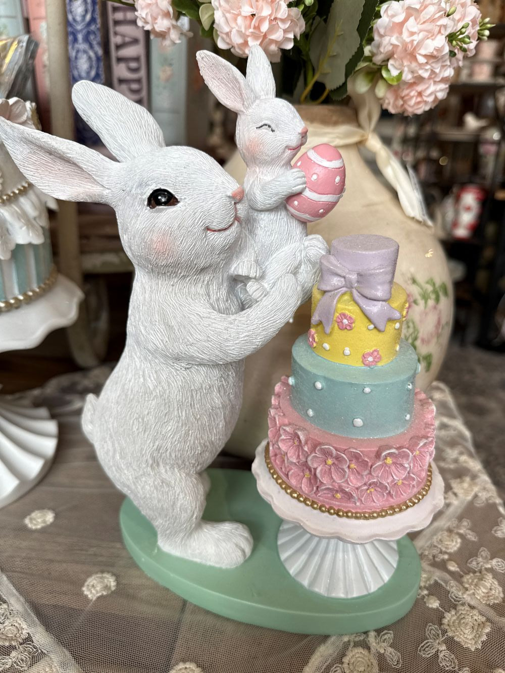 Figurine décorative représentant une maman lapin et son bébé, tons blanc rose et vert d’eau, ambiance shabby chic romantique et poétique, décoration de Pâques pleine de tendresse.