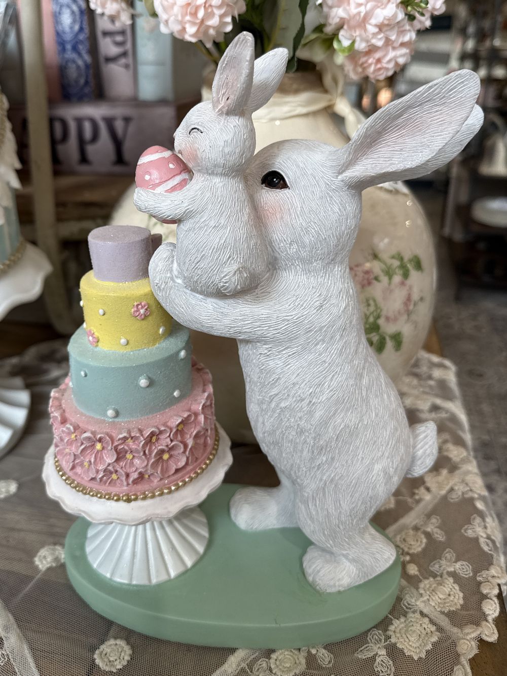 Figurine décorative représentant une maman lapin et son bébé, tons blanc rose et vert d’eau, ambiance shabby chic romantique et poétique, décoration de Pâques pleine de tendresse.