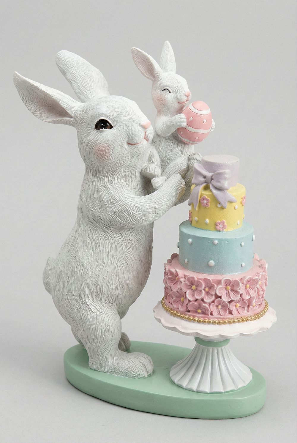 Figurine décorative représentant une maman lapin et son bébé, tons blanc rose et vert d’eau, ambiance shabby chic romantique et poétique, décoration de Pâques pleine de tendresse.