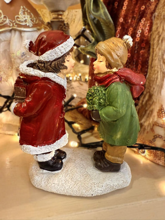 Figurine Les Petits Amoureux de Noël en rouge, vert et beige, scène romantique d’enfants pour décoration de charme et ambiance féérique