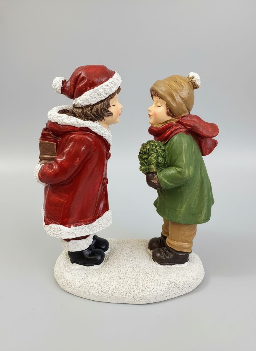 Figurine Les Petits Amoureux de Noël en rouge, vert et beige, scène romantique d’enfants pour décoration de charme et ambiance féérique
