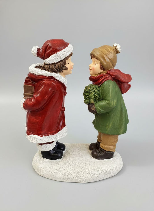 Figurine Les Petits Amoureux de Noël en rouge, vert et beige, scène romantique d’enfants pour décoration de charme et ambiance féérique
