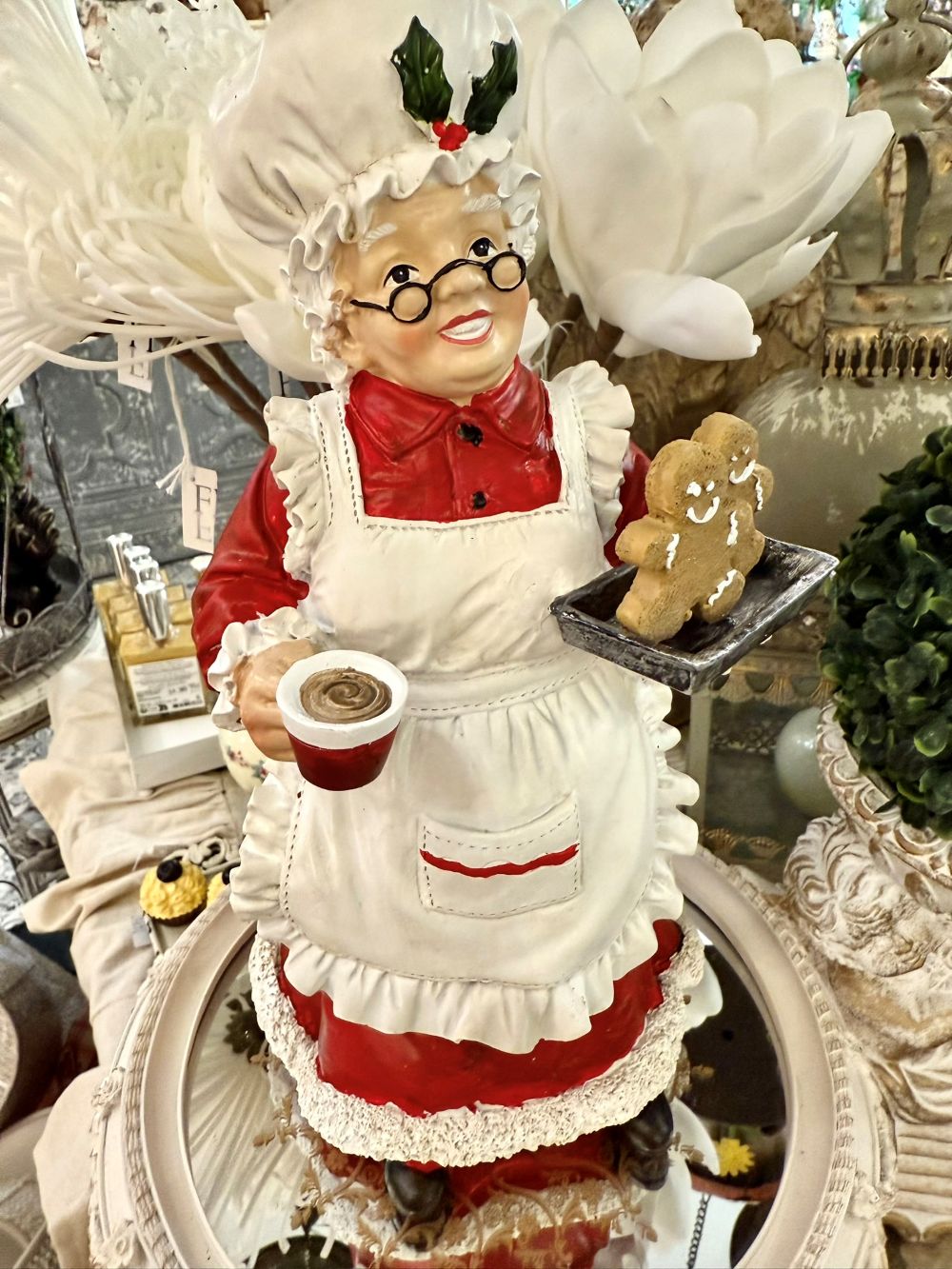 Figurine décorative de 30 cm représentant la Mère Noël en tenue de pâtissière rouge et blanche, tenant une tasse et un biscuit pain d’épices, style vintage et féérique