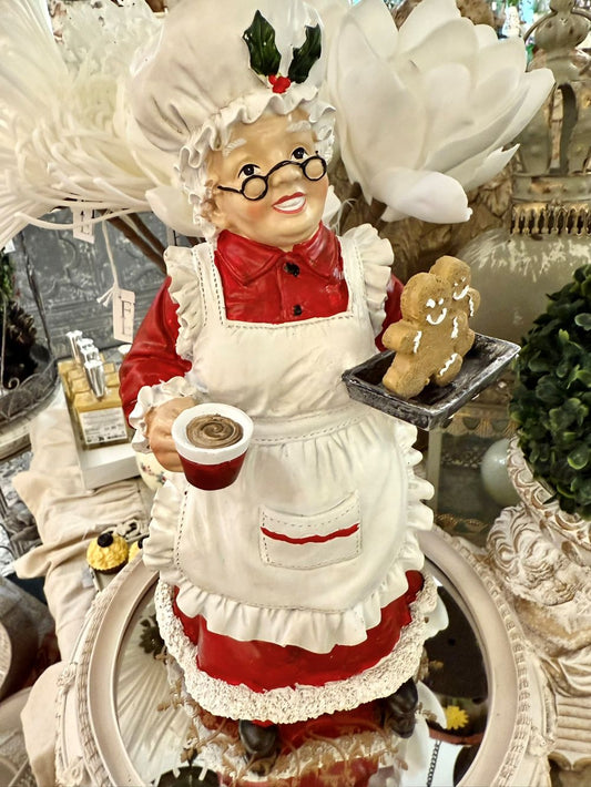Figurine décorative de 30 cm représentant la Mère Noël en tenue de pâtissière rouge et blanche, tenant une tasse et un biscuit pain d’épices, style vintage et féérique