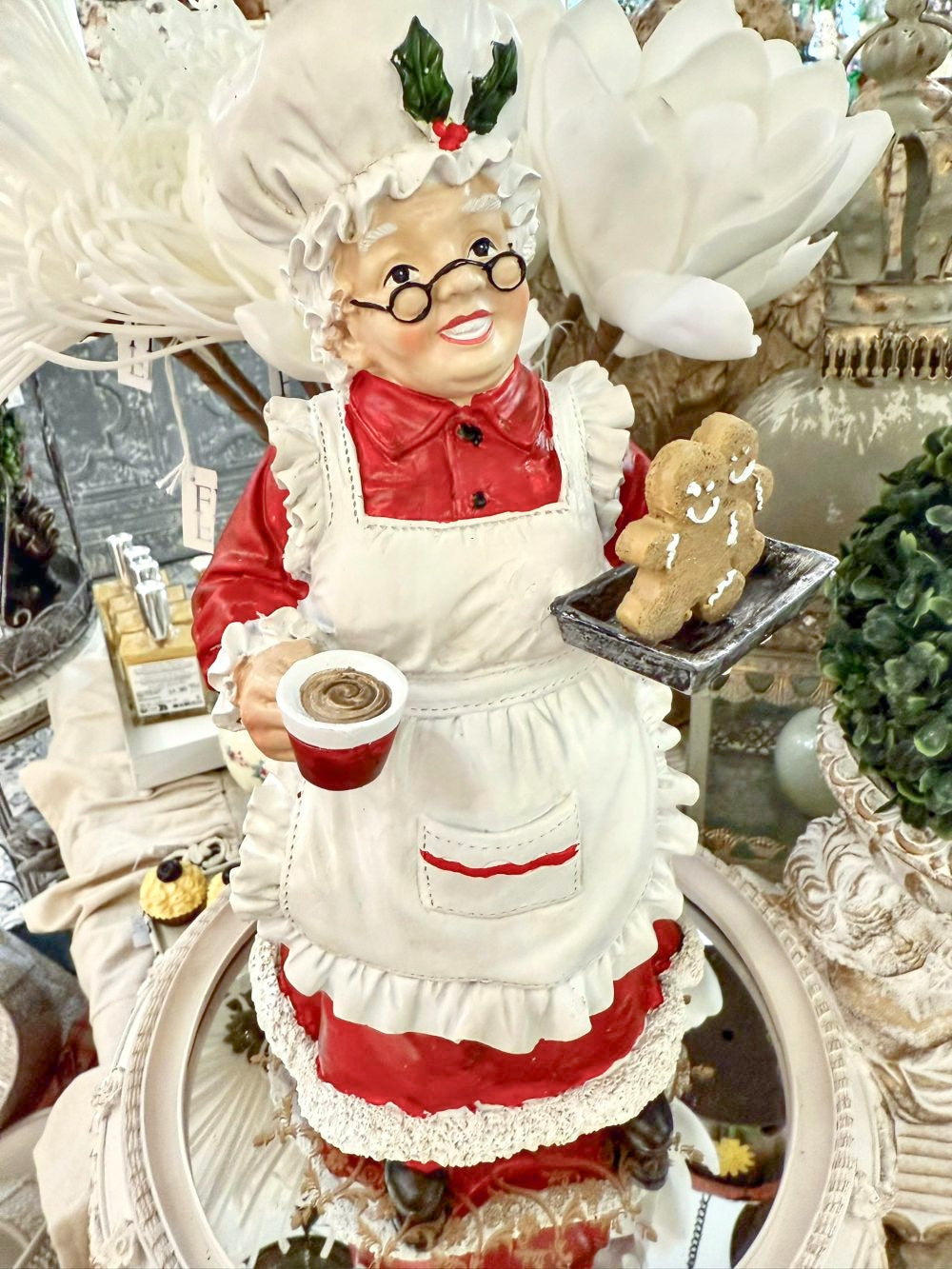 Figurine décorative de 30 cm représentant la Mère Noël en tenue de pâtissière rouge et blanche, tenant une tasse et un biscuit pain d’épices, style vintage et féérique