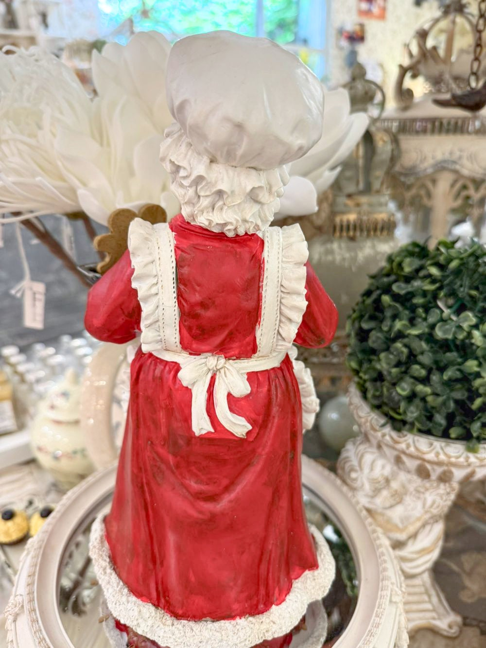 Figurine décorative de 30 cm représentant la Mère Noël en tenue de pâtissière rouge et blanche, tenant une tasse et un biscuit pain d’épices, style vintage et féérique