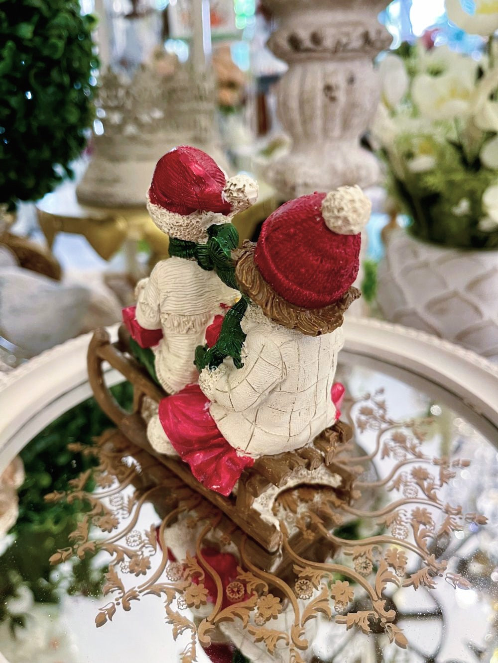 Figurine chérubins sur une luge intégrée dans une décoration de Noël, ambiance poétique et féérique, idéale pour une décoration de charme shabby chic sur cheminée ou table de fêtes