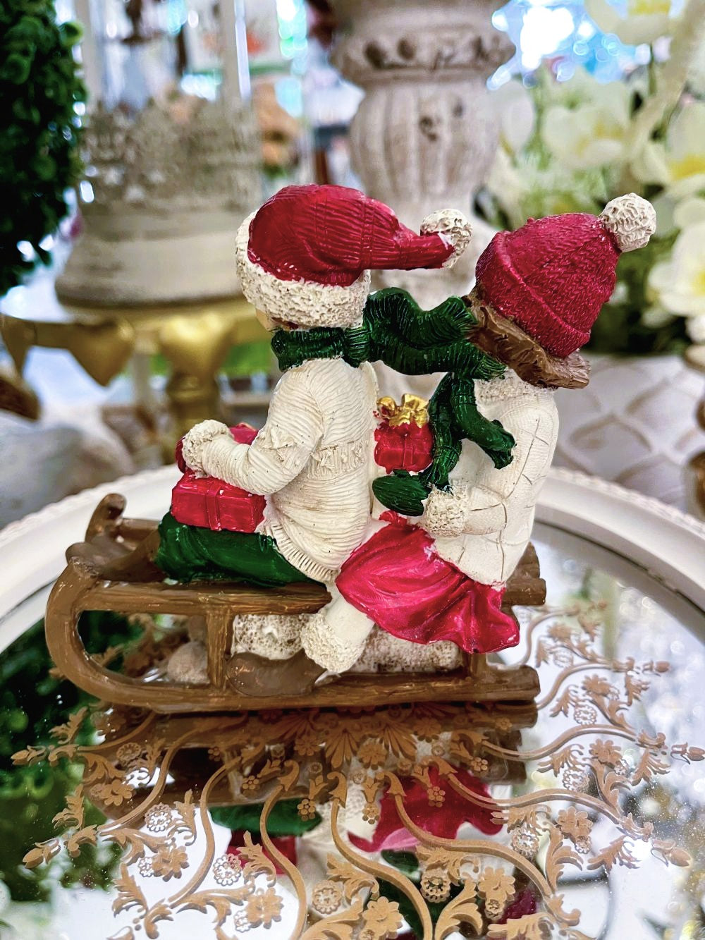 Figurine chérubins sur une luge intégrée dans une décoration de Noël, ambiance poétique et féérique, idéale pour une décoration de charme shabby chic sur cheminée ou table de fêtes