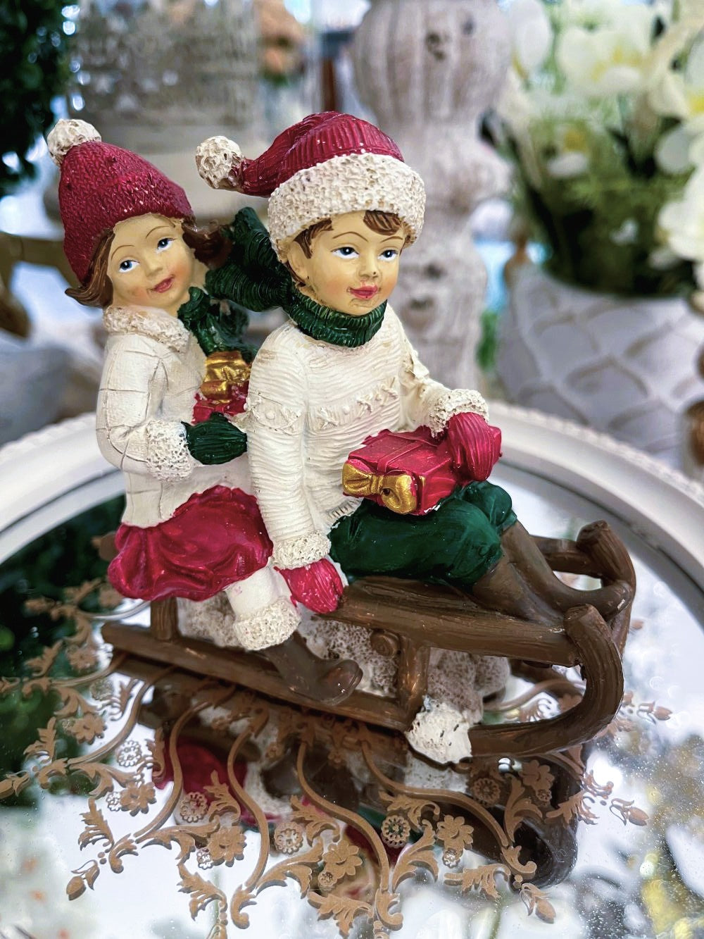 Figurine chérubins sur une luge intégrée dans une décoration de Noël, ambiance poétique et féérique, idéale pour une décoration de charme shabby chic sur cheminée ou table de fêtes