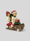 Figurine chérubins sur une luge intégrée dans une décoration de Noël, ambiance poétique et féérique, idéale pour une décoration de charme shabby chic sur cheminée ou table de fêtes