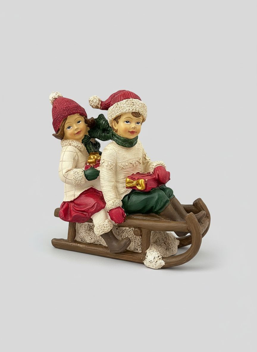Figurine chérubins sur une luge intégrée dans une décoration de Noël, ambiance poétique et féérique, idéale pour une décoration de charme shabby chic sur cheminée ou table de fêtes