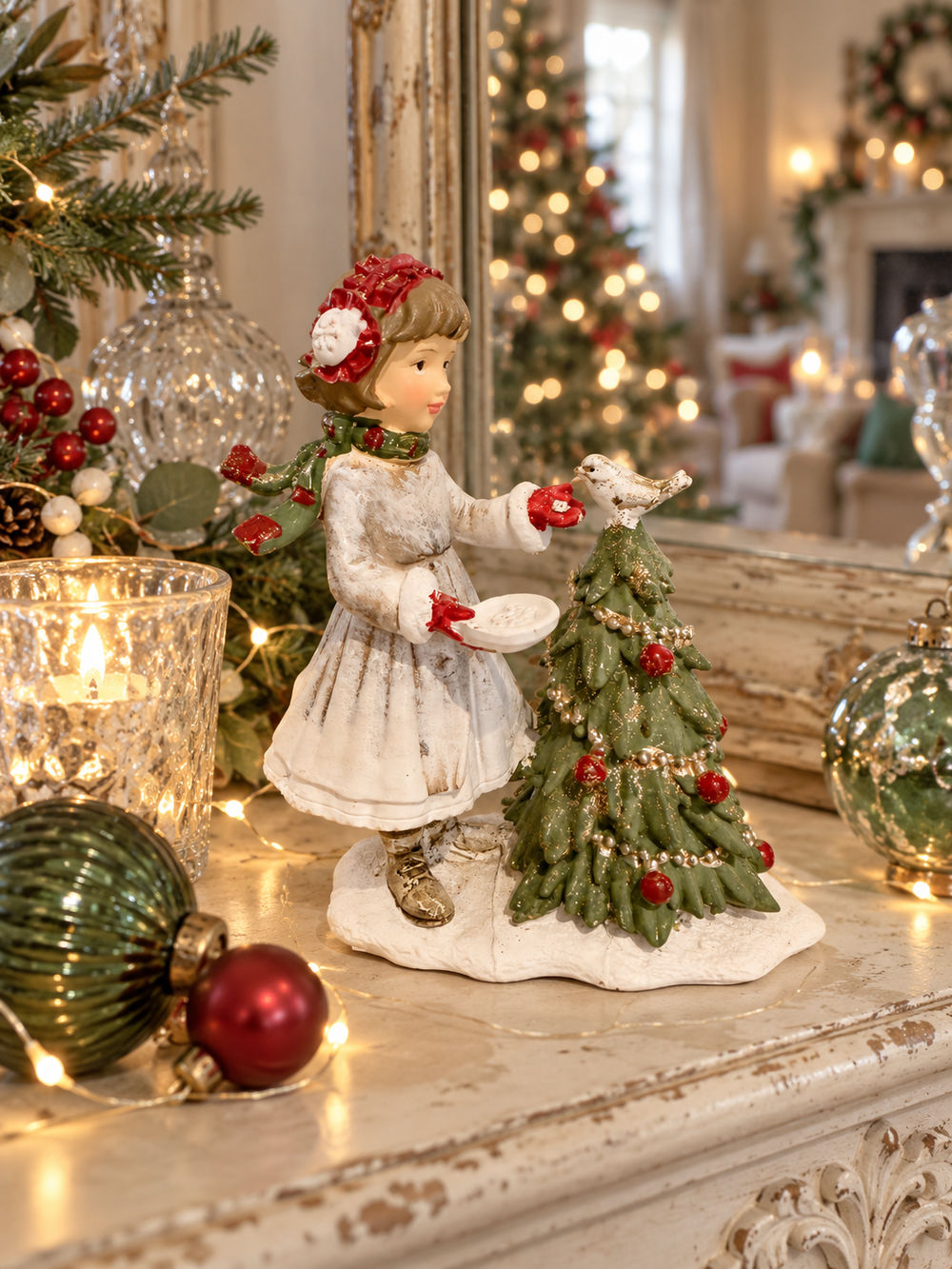 Petite fille nourrissant les oiseaux près d’un sapin de Noël, figurine sur une console ancienne