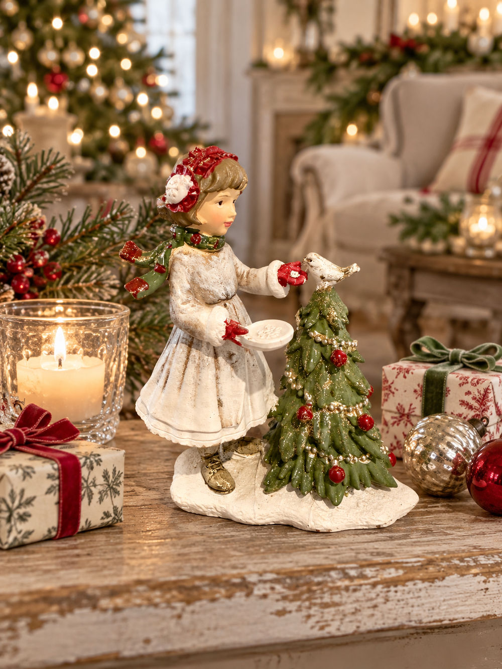 Figurine de Noël petite fille, oiseau et sapin décoré sur une étagère avec cadeaux