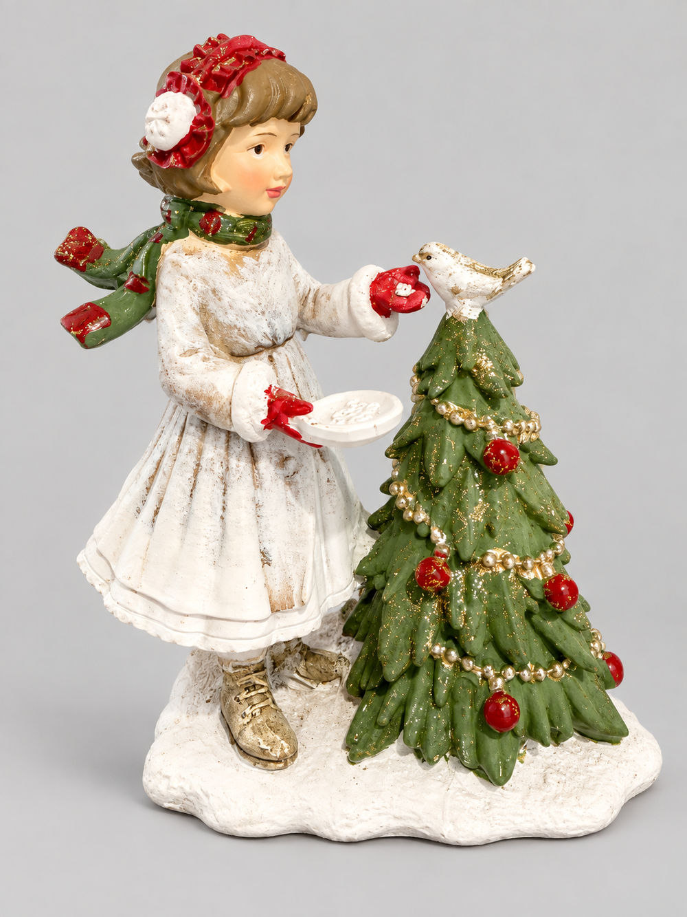 Figurine de Noël de 12 cm, petite fille nourrissant un oiseau près d’un sapin vert décoré, vue sur fond gris