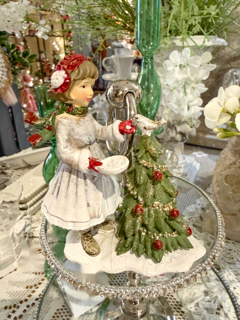 Figurine de Noël petite fille aux oiseaux et sapin décoré, vue de trois quarts