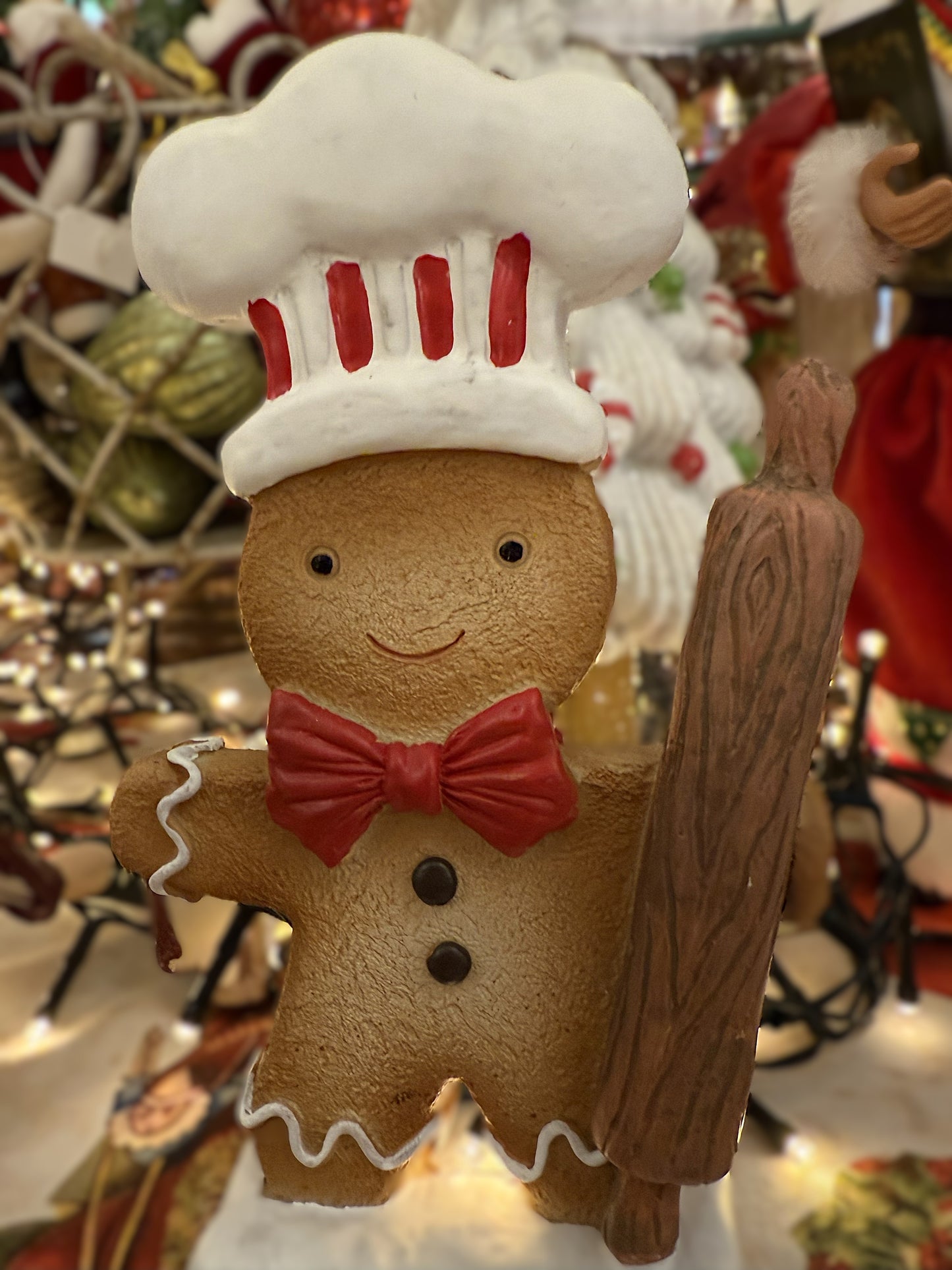 Figurine de Noël représentant Monsieur Ginger, bonhomme pain d’épices cuisinier avec toque blanche, nœud rouge et rouleau à pâtisserie, dans un style féérique et shabby chic romantique