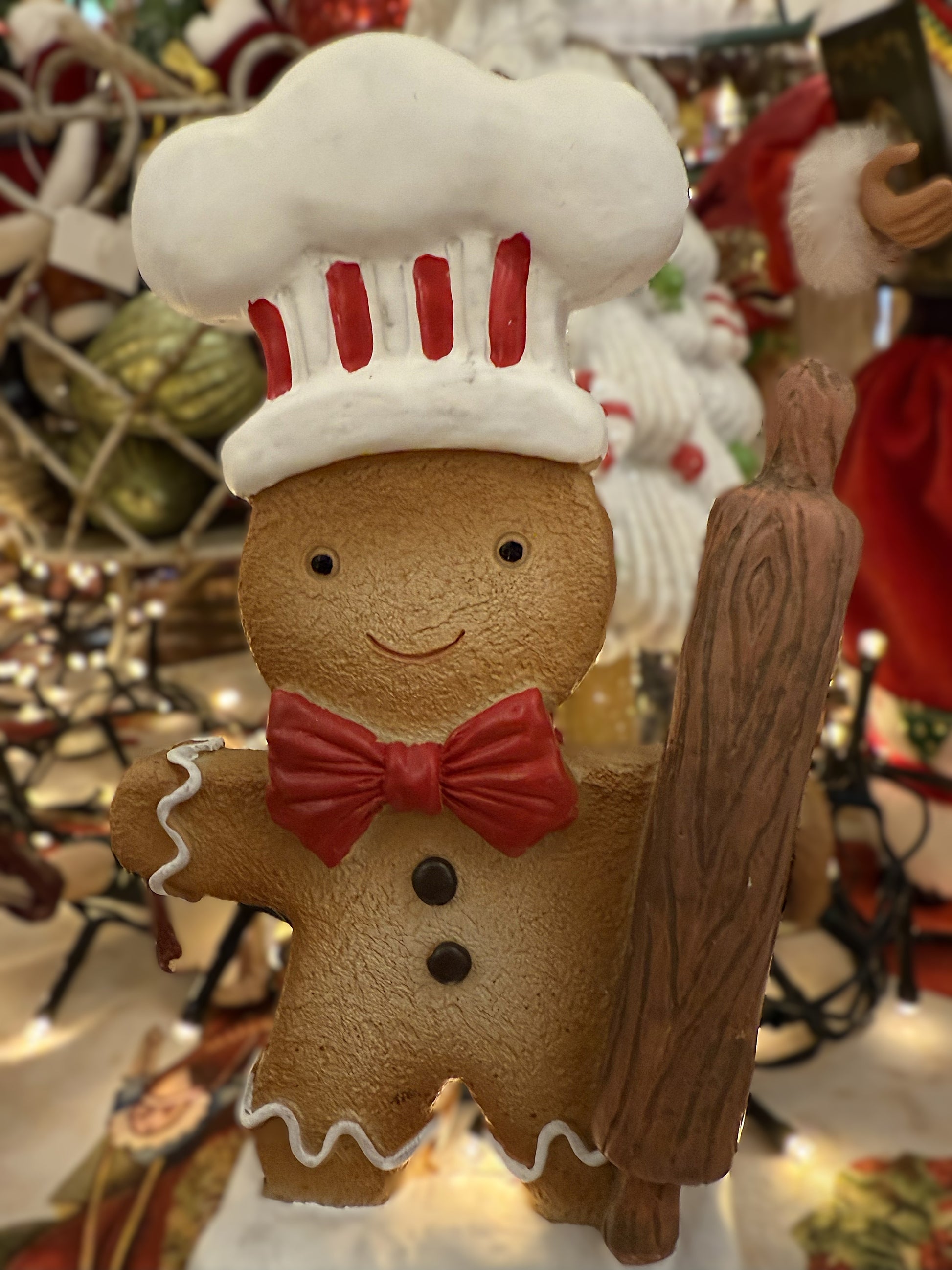 Figurine de Noël représentant Monsieur Ginger, bonhomme pain d’épices cuisinier avec toque blanche, nœud rouge et rouleau à pâtisserie, dans un style féérique et shabby chic romantique