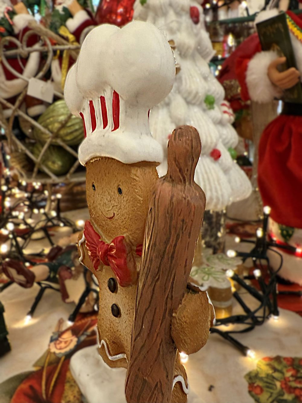 Figurine de Noël représentant Monsieur Ginger, bonhomme pain d’épices cuisinier avec toque blanche, nœud rouge et rouleau à pâtisserie, dans un style féérique et shabby chic romantique